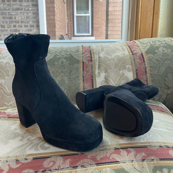 AGL Women’s Betty Block Heel Bootie. Size 35.5 EU/ 5.5 US
N12-02 - Picture 2 of 8